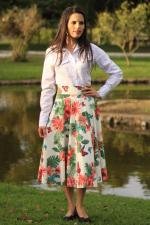 Saia midi godê total branco flores vermelhas e borboletas