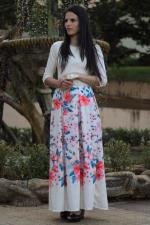 Vestido longo de pregas branco listras e rosas