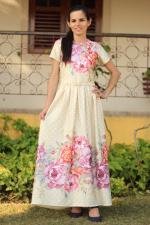 Vestido longo de pregas bege bolinhas brancas e rosas