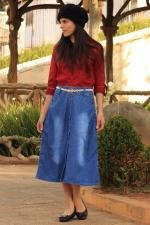 Saia jeans midi evasê azul bolsos e botões