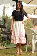 Vestido midi god&ecirc; total flores e sombrinhas