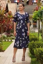 Vestido midi evasê azul marinho floral