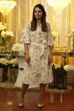 Vestido midi evasê manga flare palha floral