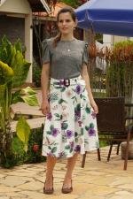 Saia midi godê branca floral cinto e bolsos
