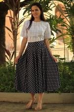 Saia midi god&ecirc; total preta bolinhas brancas