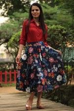 Saia midi god&ecirc; total preto floral