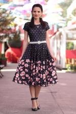 Vestido midi god&ecirc; total preto p&eacute;talas e flores