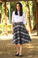 Saia midi god&ecirc; cinza geom&eacute;trica com cinto e bolsos