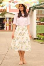 Saia midi de pregas branco can&aacute;rio bot&otilde;es e bolsos