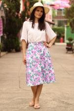 Saia midi de pregas branca flores lil&aacute;s bot&otilde;es e bolsos