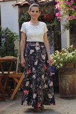 Saia longa evasê preta floral