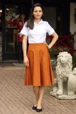 Saia midi de nesgas sarja terracota