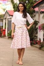 Saia midi evas&ecirc; branca rosas e bolinhas