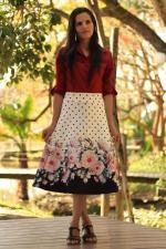 Saia midi evasê branca bolinhas pretas e flores