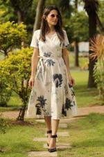 Vestido midi transpassado bege