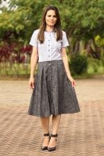 Saia midi cinza mesclas bot&otilde;es e bolsos