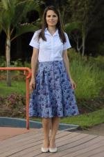 Saia midi azul flores roxas bot&otilde;es e bolsos