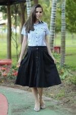 Saia midi preta bot&otilde;es e bolsos