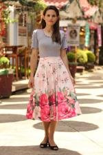 Saia midi god&ecirc; total branca rosas