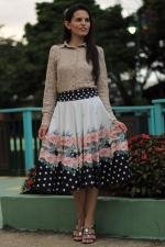 Saia midi god&ecirc; total branca rosas po&aacute;