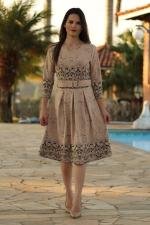 Vestido midi de pregas marrom glac&ecirc; com cinto