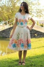 Vestido midi god&ecirc; total branco rosas laranjas e azuis