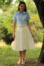 Saia midi de pregas off-white com bot&otilde;es e bolsos