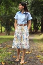 Saia midi de pregas branco flores bot&otilde;es e bolsos