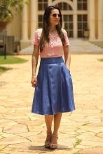 Saia midi de pregas azul