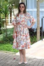 Vestido midi evasê manga flare bege