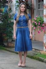 Vestido midi jeans claro evasê botões