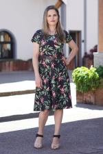 Vestido midi evasê preto floral