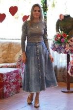 Saia longuete evas&ecirc; jeans bot&otilde;es e bolsos