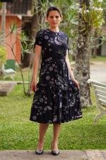 Vestido midi babados azul marinho floral