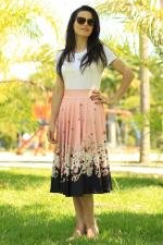 Saia midi god&ecirc; total rosa flores brancas