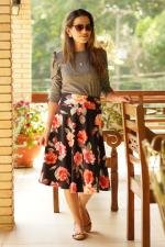Saia midi evasê preta rosas