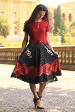 Vestido midi god&ecirc; total preto vermelho musical