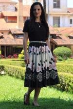 Vestido midi godê total preto e bege rosas